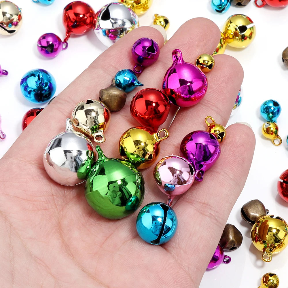 Détail d'une clochette en fer avec perles multicolores