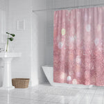 Image d'un rideau de douche rose vif, accroché dans une salle de bain lumineuse équipée d'une lumière moderne. Le rideau, principal élément de la photo, apporte une touche de couleur et de style à l'ensemble du décor de salle de bain. Il est parfaitement assorti au reste des éléments de plomberie et aux accessoires de salle de bain dans l'image.