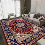 Un magnifique tapis persan aux motifs floraux de couleurs vives rehaussant l'élégance et la chaleur de ce salon moderne.