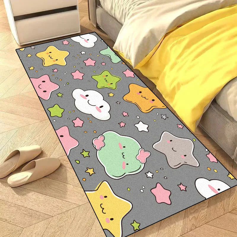 Tapis coloré avec motifs d'étoiles, de nuages et de formes géométriques sur un fond gris, créant une ambiance ludique et joyeuse dans la chambre.