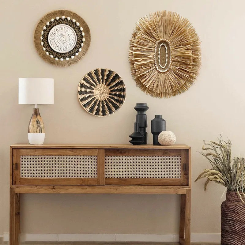 Décoration murale en rotin accrochée sur un mur blanc pour contraste