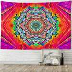 Tenture murale Mandala bohème multicolore sur un mur blanc