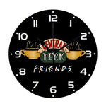 Horloge murale ronde Friends Central Perk silencieuse sur mur blanc