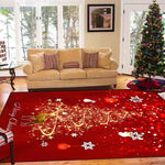 Le tapis rouge festif avec des flocons de neige et des ornements dorés crée une ambiance chaleureuse et joyeuse dans le salon cocooning avec le canapé moelleux et l'arbre de Noël.