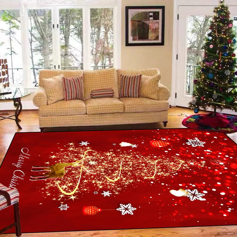 Le tapis rouge festif avec des flocons de neige et des ornements dorés crée une ambiance chaleureuse et joyeuse dans le salon cocooning avec le canapé moelleux et l'arbre de Noël.