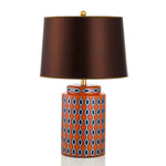 Lampe de chevet bleue allumée dans une chambre à coucher