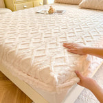 Couverture de lit beige moelleuse et motif géométrique attrayant, créant une ambiance confortable et élégante dans la pièce.