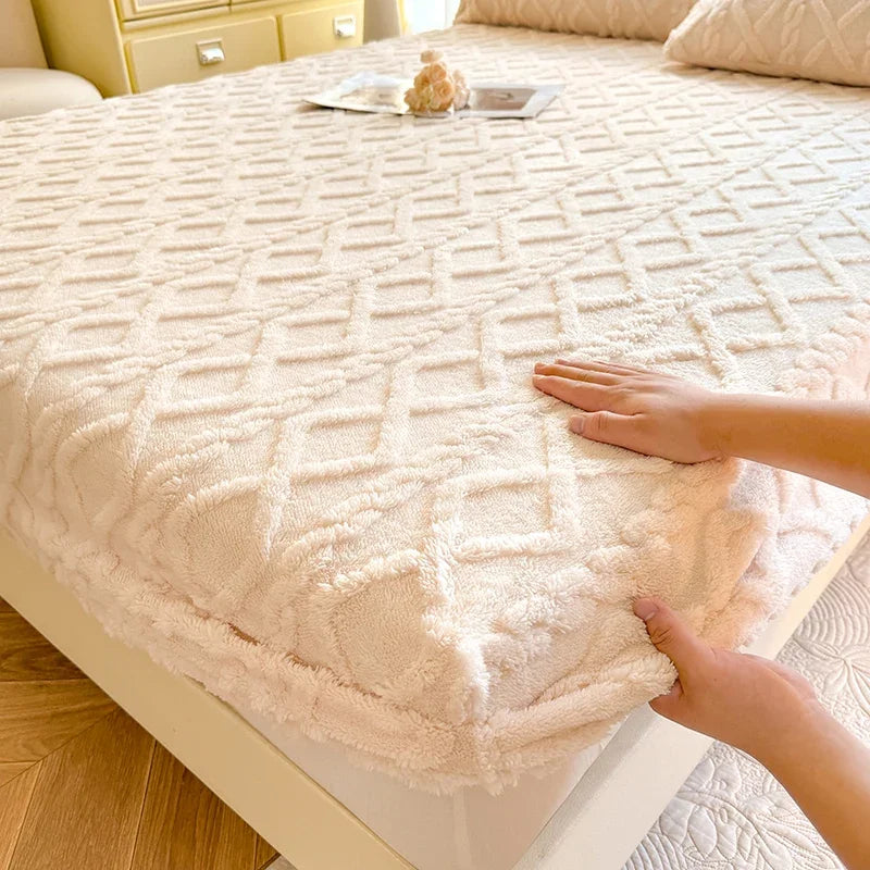 Couverture de lit beige moelleuse et motif géométrique attrayant, créant une ambiance confortable et élégante dans la pièce.