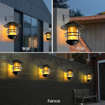 Lanterne solaire allumée la nuit diffusant une lumière chaude