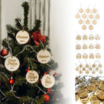 Ensemble de 12 ornements de Noël en bois sur fond blanc