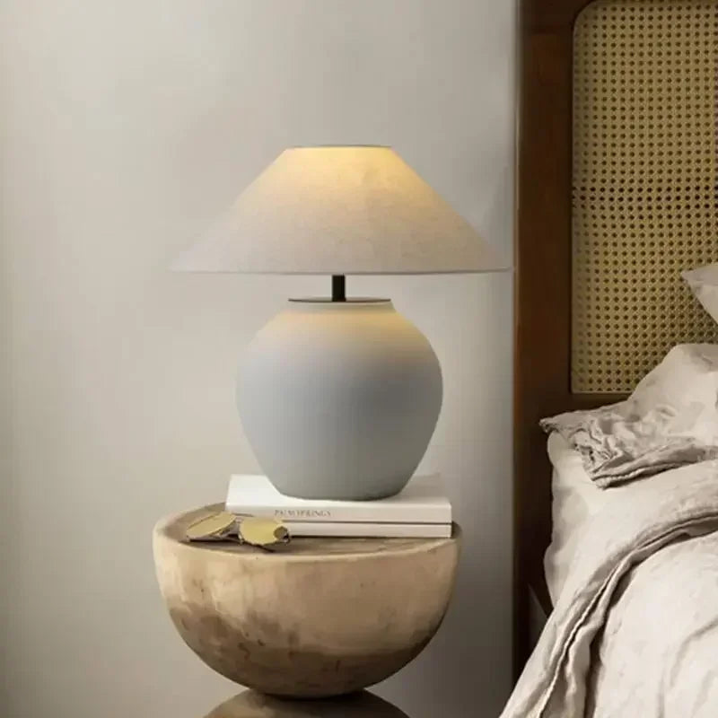 Détail de la céramique forgée du lampadaire vintage