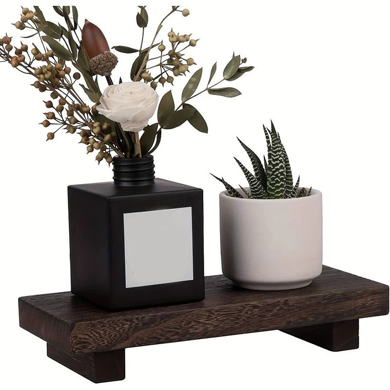 Plateau en bois noir dans une cuisine moderne