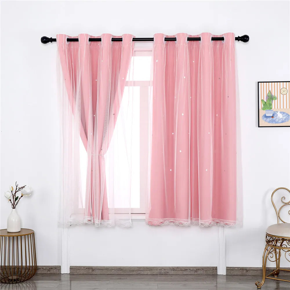 Image montrant une élégante traitement de fenêtre avec un rideau rose, ajoutant une touche de couleur et de style à n'importe quelle pièce. Ce couvre-fenêtre est parfait pour ceux qui cherchent à ajouter un peu de charme et de personnalité à leur décoration intérieure.