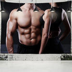 Tapisserie rectangulaire accrochée au mur d'une chambre masculine