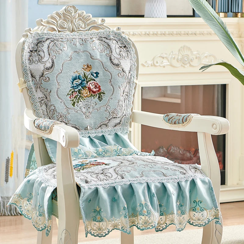 Chaise vintage élégante avec des motifs floraux élaborés et des garnitures en dentelle, offrant une touche de sophistication à l'intérieur.