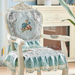 Chaise vintage élégante avec des motifs floraux élaborés et des garnitures en dentelle, offrant une touche de sophistication à l'intérieur.