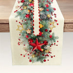 Chemin de table de Noël décoré de branches de sapin, de cônes, d'étoiles dorées et de boules rouges brillantes, créant une ambiance festive et chaleureuse.