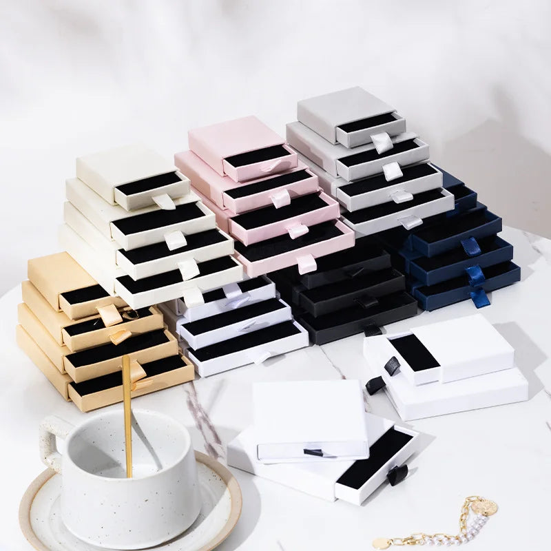 Ensemble de 5 boîtes de rangement en carton blanc empilées