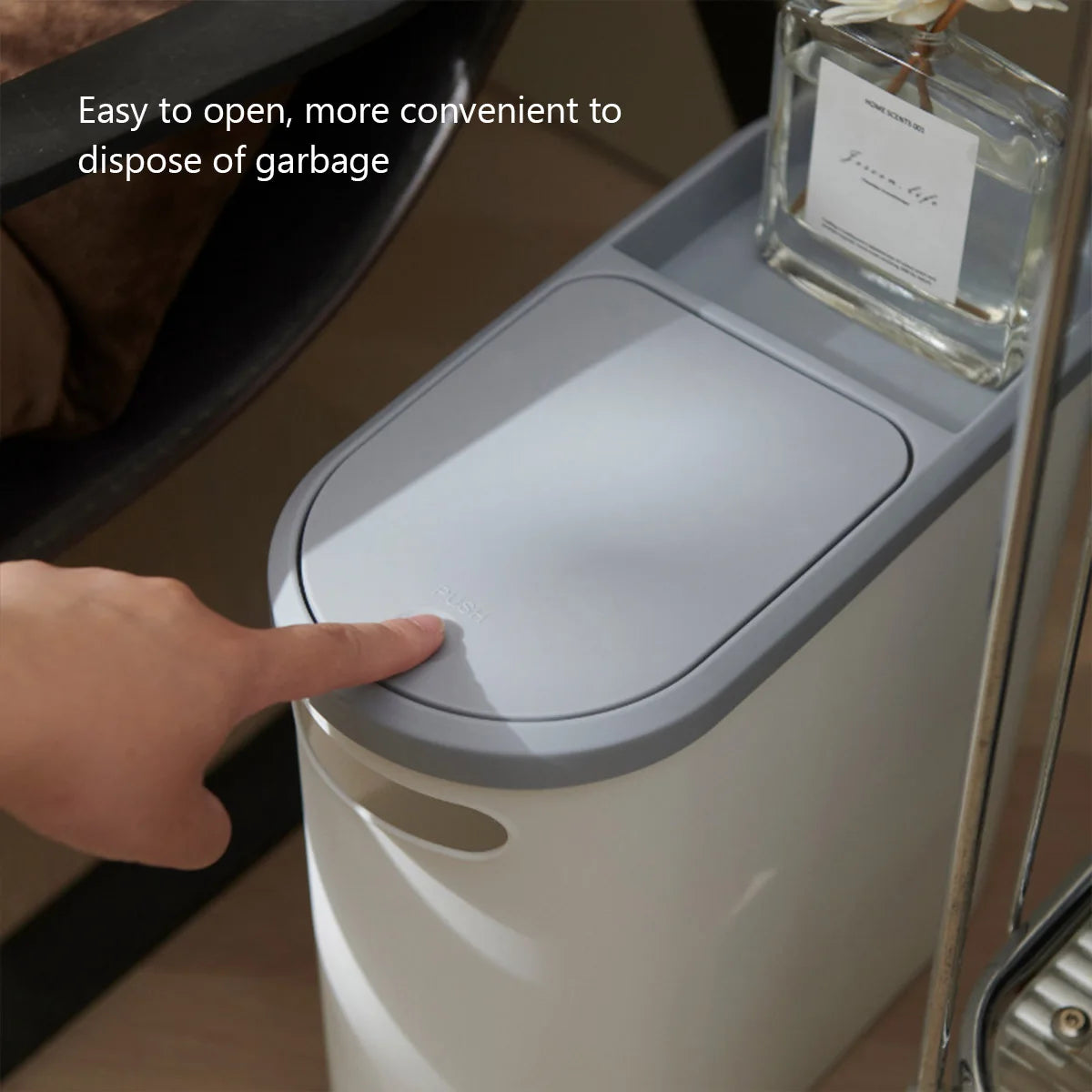 Poubelle salle de bain avec couvercle à pression vue de côté