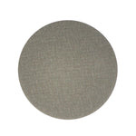 Un tapis rond texturé, avec une surface gris taupe uni et un aspect tissé subtil.