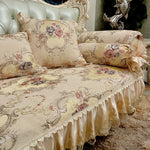 Un luxueux canapé baroque capitonné, couvert de motifs floraux et de dentelle, évoquant une atmosphère chic et romantique.