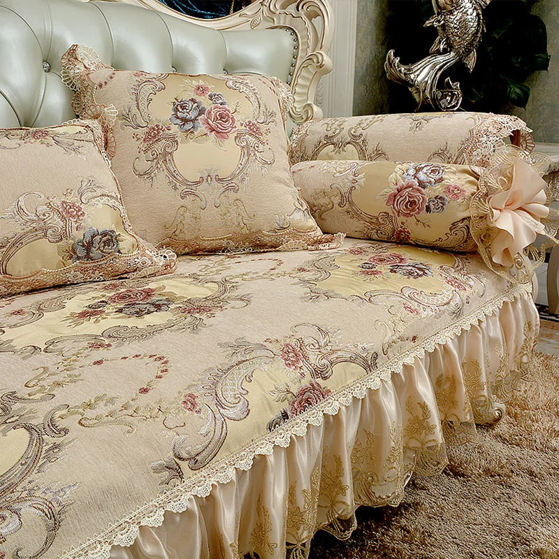 Un luxueux canapé baroque capitonné, couvert de motifs floraux et de dentelle, évoquant une atmosphère chic et romantique.
