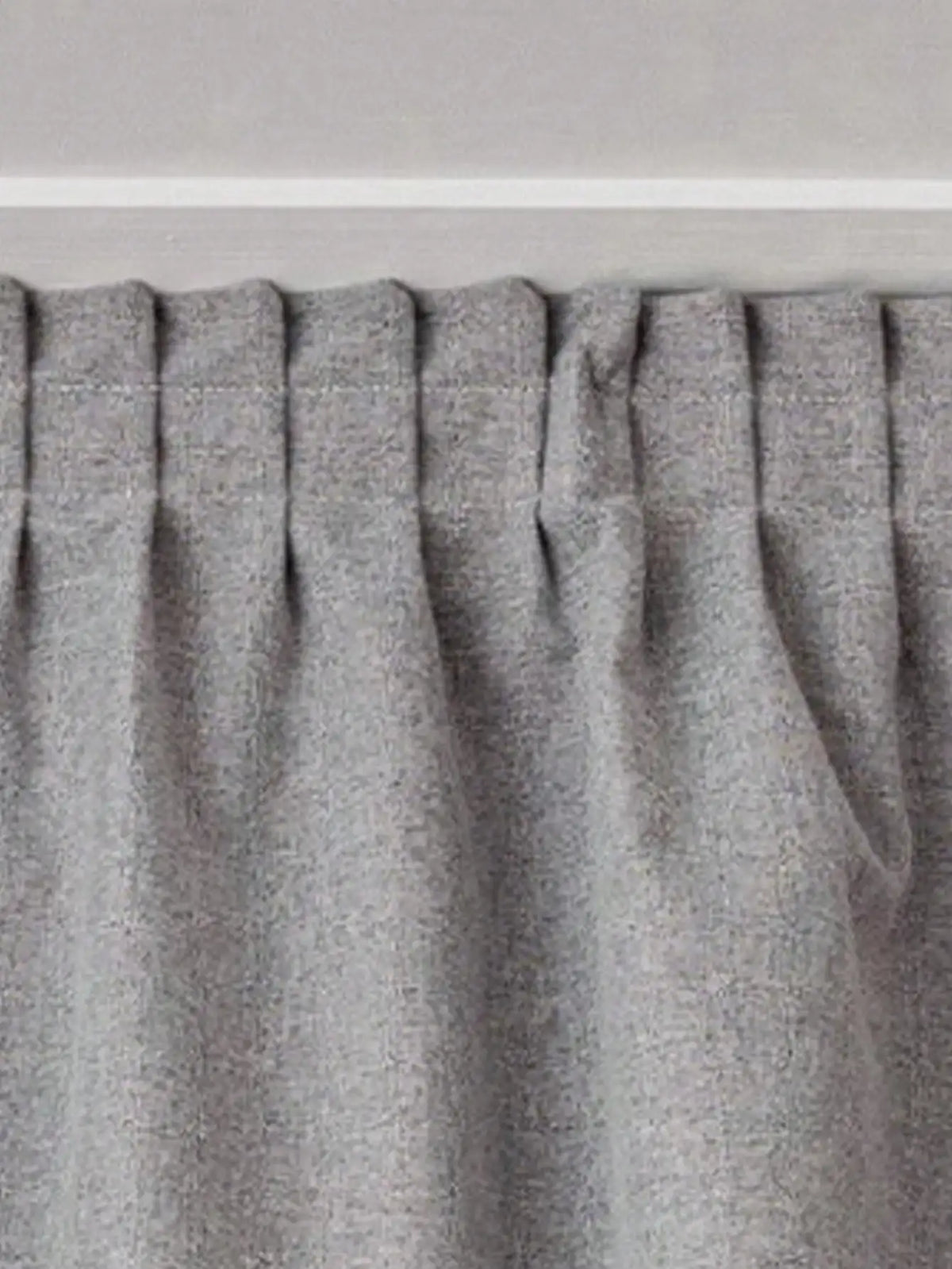 Rideau gris élégant aux plis réguliers, idéal pour une décoration moderne et épurée, parfait pour ajouter une touche de sophistication à votre intérieur. Convient aux salons, chambres ou bureaux pour un aménagement raffiné et harmonieux.