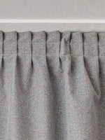 Rideau gris élégant aux plis réguliers, idéal pour une décoration moderne et épurée, parfait pour ajouter une touche de sophistication à votre intérieur. Convient aux salons, chambres ou bureaux pour un aménagement raffiné et harmonieux.