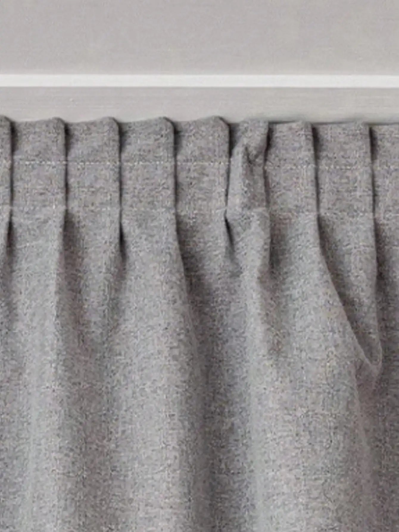 Rideau gris élégant aux plis réguliers, idéal pour une décoration moderne et épurée, parfait pour ajouter une touche de sophistication à votre intérieur. Convient aux salons, chambres ou bureaux pour un aménagement raffiné et harmonieux.