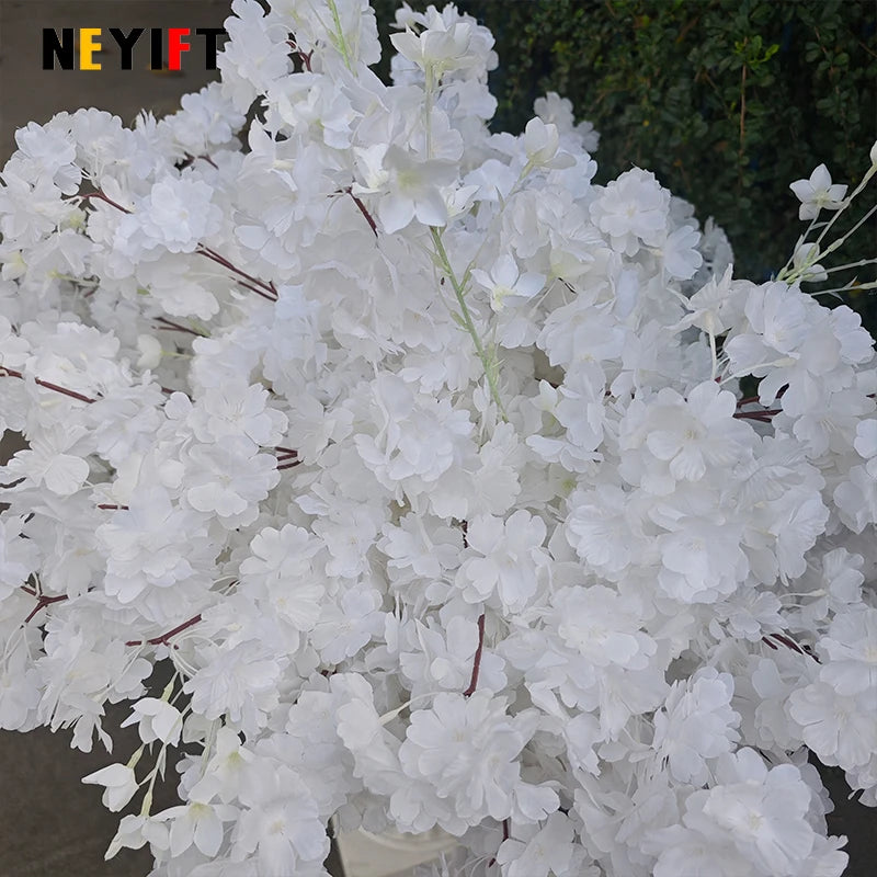 Pièce maîtresse de table avec fleurs de cerisier blanches