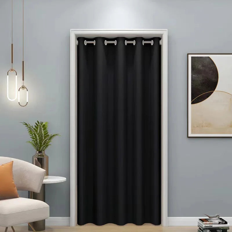 Rideau de porte occultant thermique jaune installé sur une porte