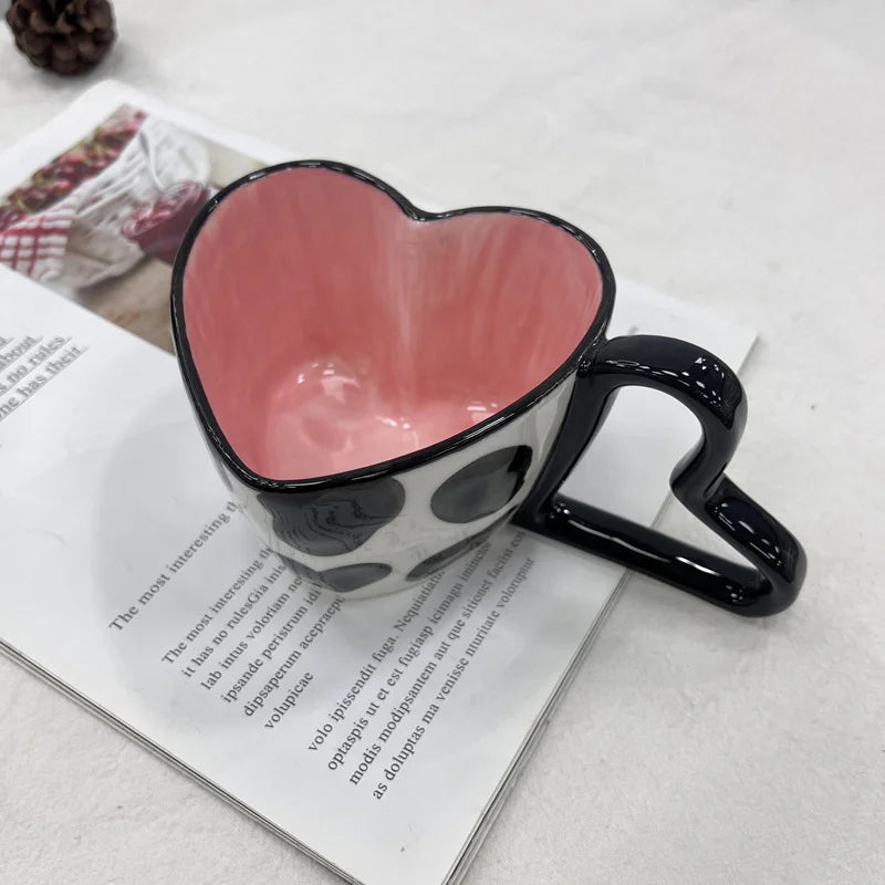 Tasse cœur noire vue de côté avec poignée