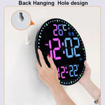 Horloge murale en plastique rouge avec design contemporain