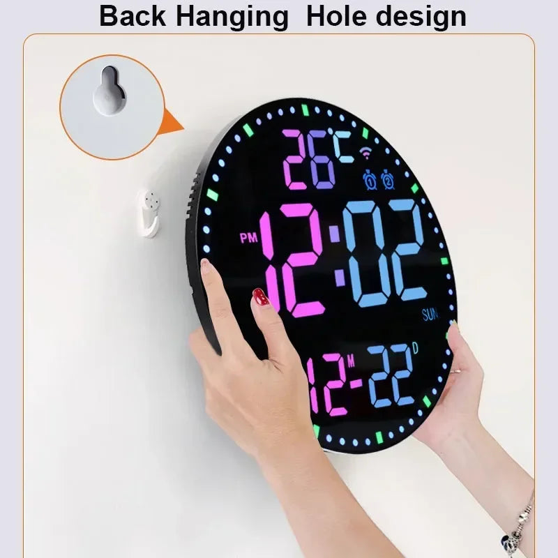 Horloge murale en plastique rouge avec design contemporain
