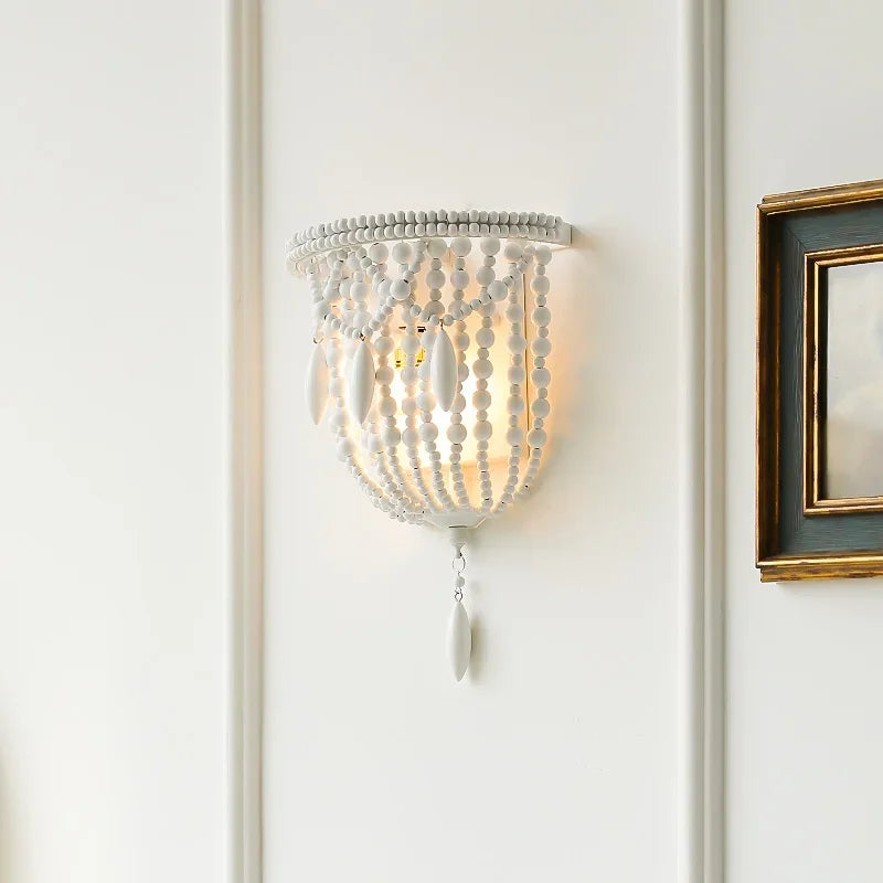 Applique murale installee dans une chambre a coucher style campagne