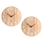 Horloge murale en bois sur mur blanc salon