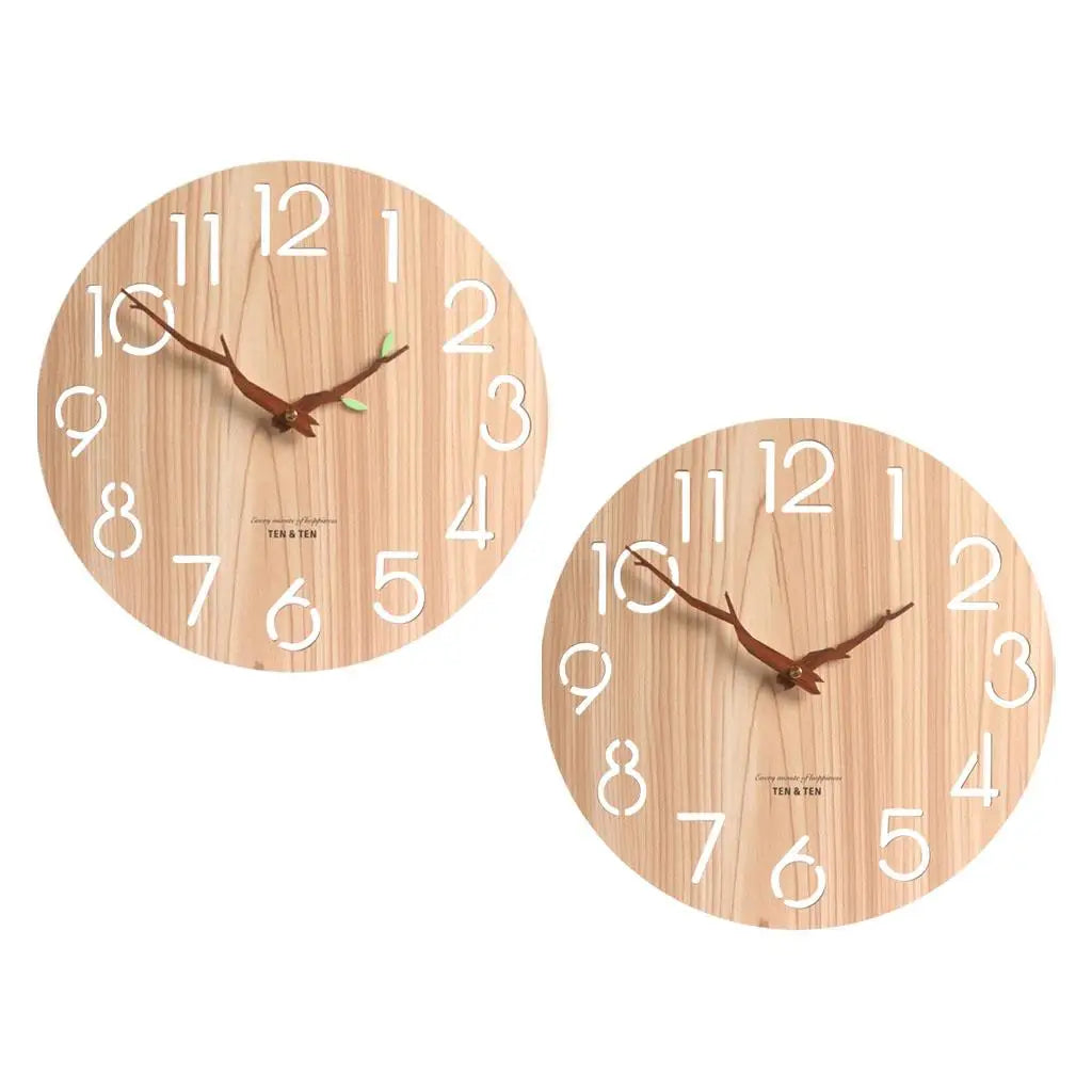 Horloge murale en bois sur mur blanc salon