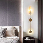Installation de l'applique murale dans un salon chic