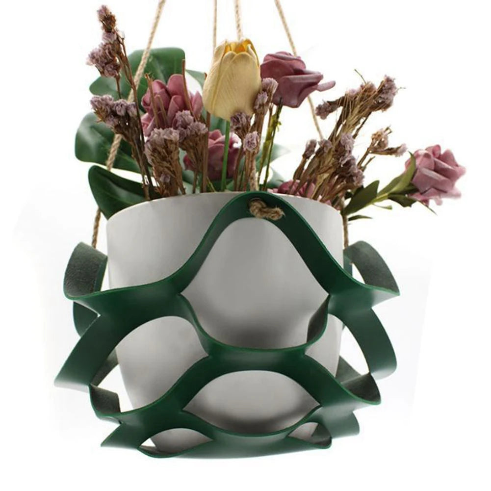 Décoration extérieure avec panier suspendu jaune et plantes vertes