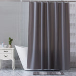Rideau de douche gris en argent, suspendu au-dessus d'une baignoire dans une salle de bain équipée de robinets et d'accessoires de plomberie argentés, y compris un évier et d'autres installations de plomberie. Le rideau, principal élément de l'image, apporte une touche d'élégance et de fonctionnalité à l'ensemble de la salle de bain.