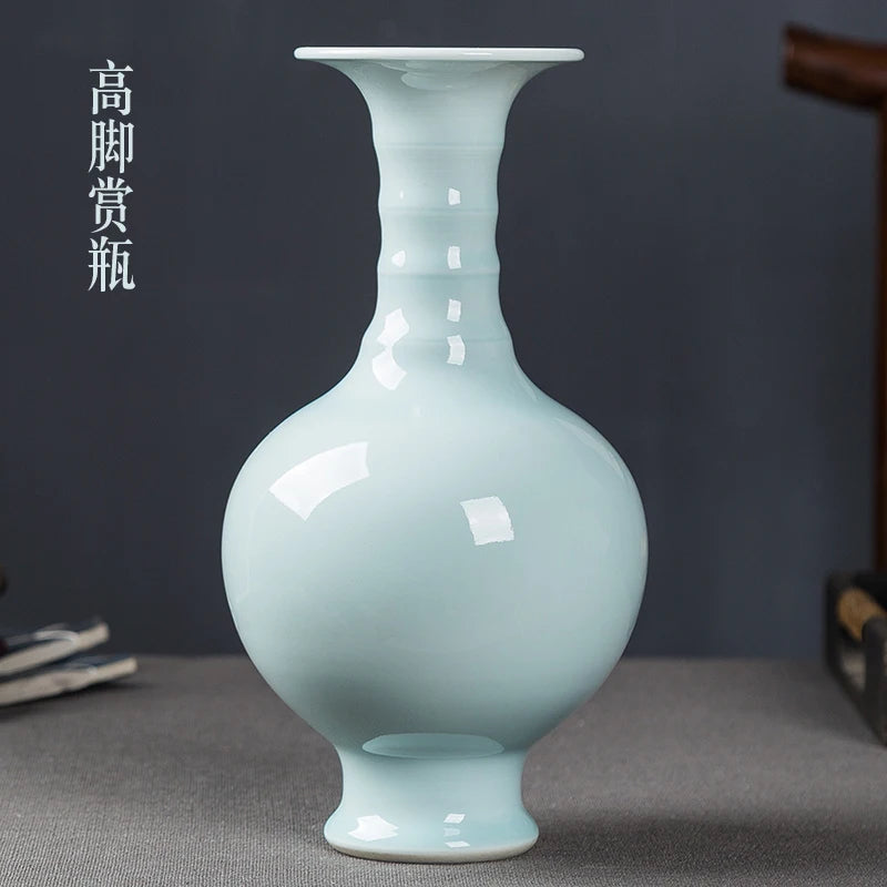 Vase de porcelaine bleu clair brillant avec motifs en relief.