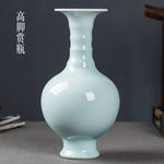 Vase de porcelaine bleu clair brillant avec motifs en relief.