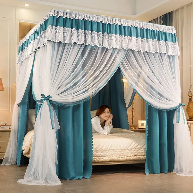 Une femme assise sur un lit dans une chambre à coucher élégante, avec de beaux rideaux de lit sophistiqués en bleu-vert et blanc.