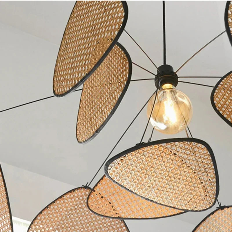 Suspension cannage dans un intérieur contemporain avec décoration naturelle
