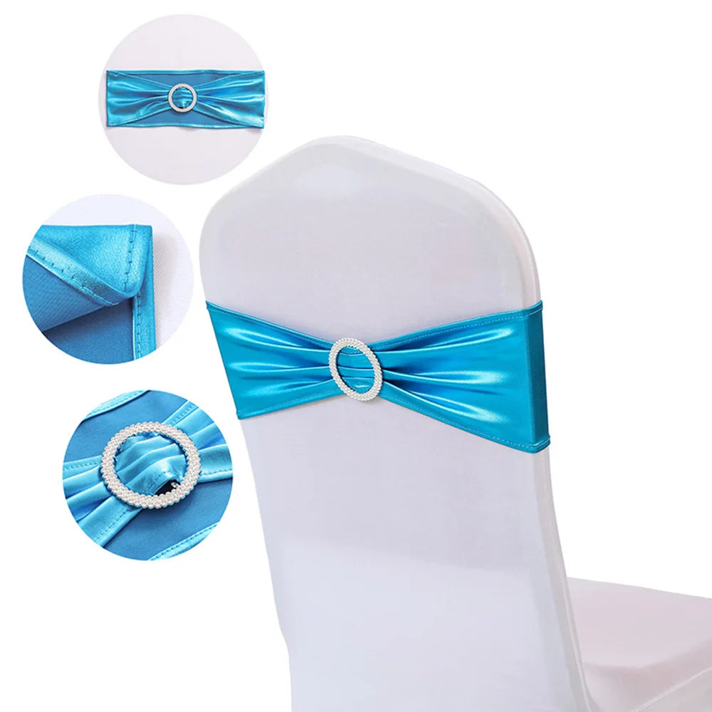 Des housses de chaise décoratives de couleur bleu turquoise avec une ceinture élégante et un ornement en perles.