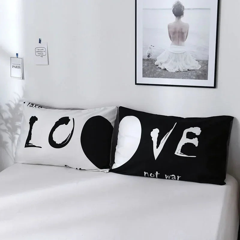 Parure de lit sur un lit double dans une chambre décorée