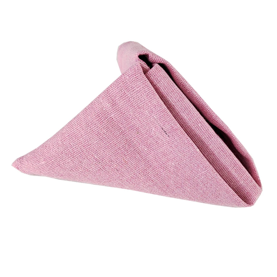 Une serviette de table en lin rose décontractée.