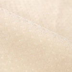 Texture de tissu beige pâle avec motif subtil de plis et de points.