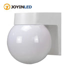 Lanterne murale LED sphérique blanche pour extérieur éclairant un patio