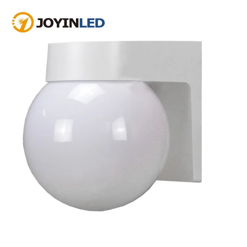 Lanterne murale LED sphérique blanche pour extérieur éclairant un patio
